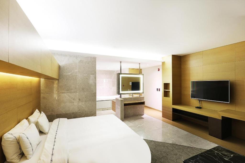 Business Design Hotel Luv Incheon Exterior photo