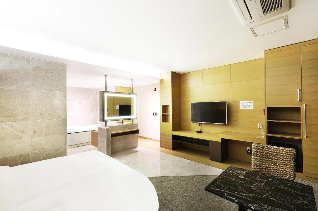 Business Design Hotel Luv Incheon Exterior photo